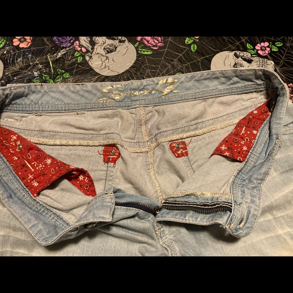 Cute denim distressed, embellished Seven7 capris - Picture 4 of 8